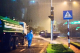 Lạ lùng: Công nhân cây xanh Hà Nội tưới cây giữa đêm mưa