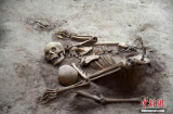 Phát hiện bộ xương mẹ ôm con tránh động đất từ 4000 năm trước