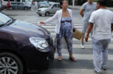 Bà bầu đập vỡ kính ô tô vì dám bóp còi khi mình sang đường