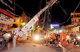 Kinh hoàng: Xe ben kéo đổ hàng loạt cột điện, giao thông hỗn loạn