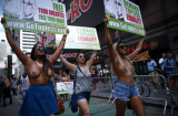 300 phụ nữ thả rông vòng 1 diễu hành trên đường phố