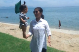 Clip: Bé 7 tháng tuổi đứng trên bàn tay mẹ ở bãi biển Hội An