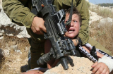 Thế giới phẫn nộ với bức ảnh quân đội Israel dí súng vào đầu trẻ