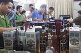 Ngang nhiên sản xuất hàng trăm chai rượu ngoại giả giữa Thủ đô