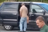 Thiếu nữ thản nhiên dùng sextoy trên xe hơi mở toang cửa
