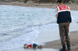 ​Xót xa: Thêm một bé trai sơ sinh chết thảm trên hành trình di cư