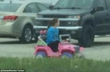 Nữ sinh viên lái chiếc ô tô đồ chơi trẻ em đi học gây sốt