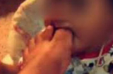 Phẫn nộ: Cô gái trẻ đưa ngón chân vào miệng em bé 7 tháng tuổi