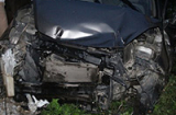 Tai nạn đường sắt: Ô tô chết máy bị tàu hỏa tông nát bét