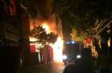 Giải cứu hơn 10 học sinh bị mắc kẹt trong đám cháy lớn ở Hà Đông