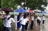 Xúc động hình ảnh thầy cô chịu ướt che mưa cho học sinh