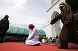 Lễ xử tội dã man phụ nữ trót “quan hệ” trước hôn nhân ở Indonesia