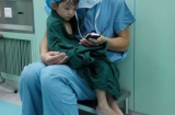 Xúc động hình ảnh bác sĩ dỗ dành trẻ trước khi phẫu thuật
