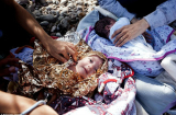 Cặp song sinh 8 tháng tuổi vượt biển tị nạn