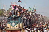Sốc với cảnh hàng ngàn người Bangladesh lên tàu về quê đón lễ