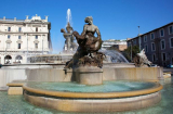 Bị bắt vì tắm 'lộ thiên' tại quảng trường ở Rome