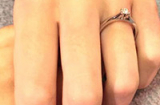 Rơi nước mắt: Chàng trai đeo nhẫn đính hôn cho bạn gái đã chết