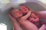 Clip hai bé sinh đôi ôm nhau không rời khi tắm gây xúc động