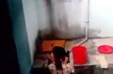 Phẫn nộ: Video trẻ bị cô giáo nhốt ngoài cửa, nhặt rác ăn