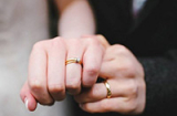 Chiếc nhẫn cưới và vết hằn trắng trên ngón áp út của người vợ
