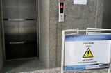 Kinh hoàng: Tai nạn thang máy ở chung cư, cụ bà đứt lìa bàn tay