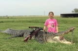 Choáng váng bé gái 10 tuổi một mình hạ gục con cá sấu khổng lồ