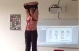 Ngượng chín mặt khi cô giáo bất ngờ “thoát y” dạy học