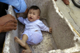 Bé gái 7 tháng tuổi bị bỏ rơi trong thùng xốp bên đường
