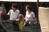 Angelina Jolie và Brad Pitt đưa các con về Campuchia làm phim