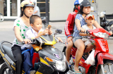 Mách bố mẹ cách chở trẻ bằng xe máy an toàn nhất