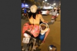 “Mẹ Việt chở con ngủ trên xe máy” gây bão truyền thông quốc tế