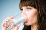 Vì sao uống 2 lít nước mỗi ngày là phản khoa học?