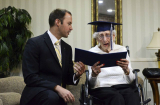 Cụ bà 97 tuổi nhận bằng tốt nghiệp trung học