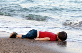 Phụ nữ và trẻ tị nạn chết đuối thương tâm trên biển Aegena