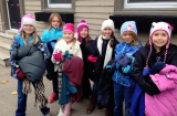 Những đứa trẻ mặc áo khoác cho đèn đường ở Canada