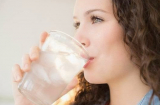 Vì sao các chuyên gia sức khỏe khuyên bạn nên uống nước lạnh?