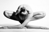 Chùm ảnh cô gái khỏa thân tập yoga gây bão mạng xã hội