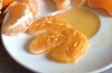 Kinh hoàng phát hiện “sinh vật lạ” lúc nhúc trong quả cam tươi