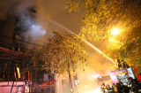 Nhiều nhà trên phố Nguyễn Khang cháy lớn trong đêm