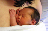 Hạ sốt cho bé sơ sinh bằng 'da tiếp da'