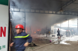 Cháy lớn tại gara ô tô cạnh chợ Xanh Văn Quán
