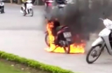 Bị CSGT bắt lỗi vi phạm, người đàn ông châm lửa đốt xe