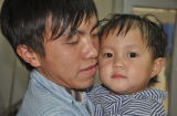 Bé gái 2 tuổi đáng yêu người dân tộc H'Mong sắp bị 'khoét mắt'