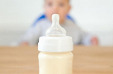 Cảnh báo: Sai lầm trong pha sữa các bà mẹ vô tình hại chết con