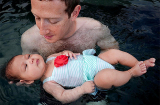 Ông chủ Facebook khoe ảnh lần đầu đưa con gái đi bơi