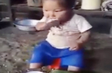 Nhói lòng clip em bé bốc cơm ăn với quả đậu sống, uống nước lã