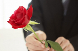 Vợ ho đến gãy xương sườn khi chồng tặng hoa Valentine lần đầu
