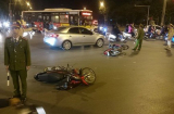 Ôtô điên đâm hàng loạt xe máy ở Hà Nội:Người mẹ chở con nguy kịch