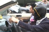 Thanh niên trùm kín mặt lái xe mui trần ở Hà Nội 'làm ảo thuật'