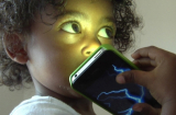 Nhà khoa học cảnh báo tác hại khủng khiếp của điện thoại với trẻ